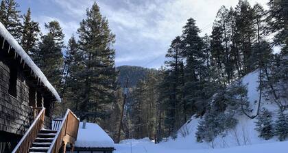 Cozy riverfront condo 4 miles from ski lifts