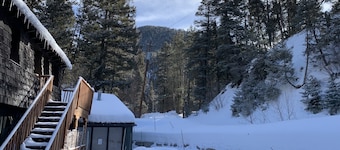 Cozy riverfront condo 4 miles from ski lifts