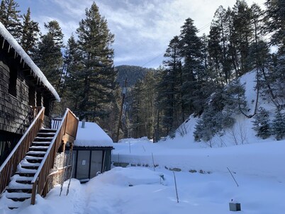 Cozy riverfront condo 4 miles from ski lifts