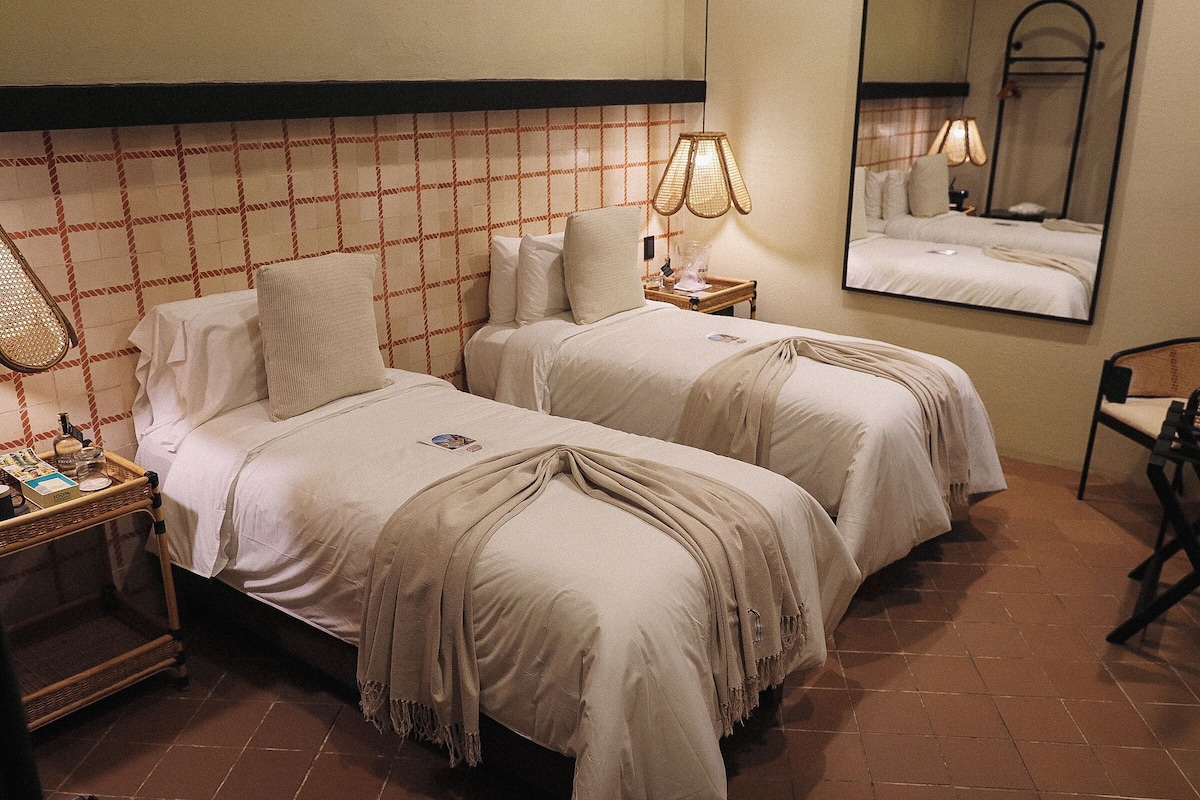 Superior-værelse med 2 enkeltsenge - uden vindue | Allergivenligt sengetøj, pengeskab på værelset, mørklægningsgardiner