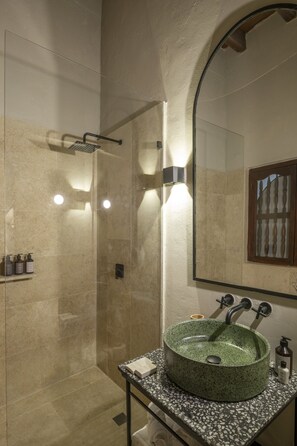 샤워 시설, 레인폴 샤워기, 타월, 비누