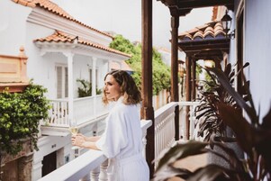 Suite Deluxe | Hypo-allergenic bedding, in-room safe, blackout drapes, soundproofing