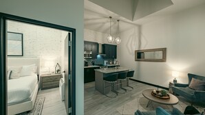 Un apartament modern amb cuina, zona de menjador i saló.
