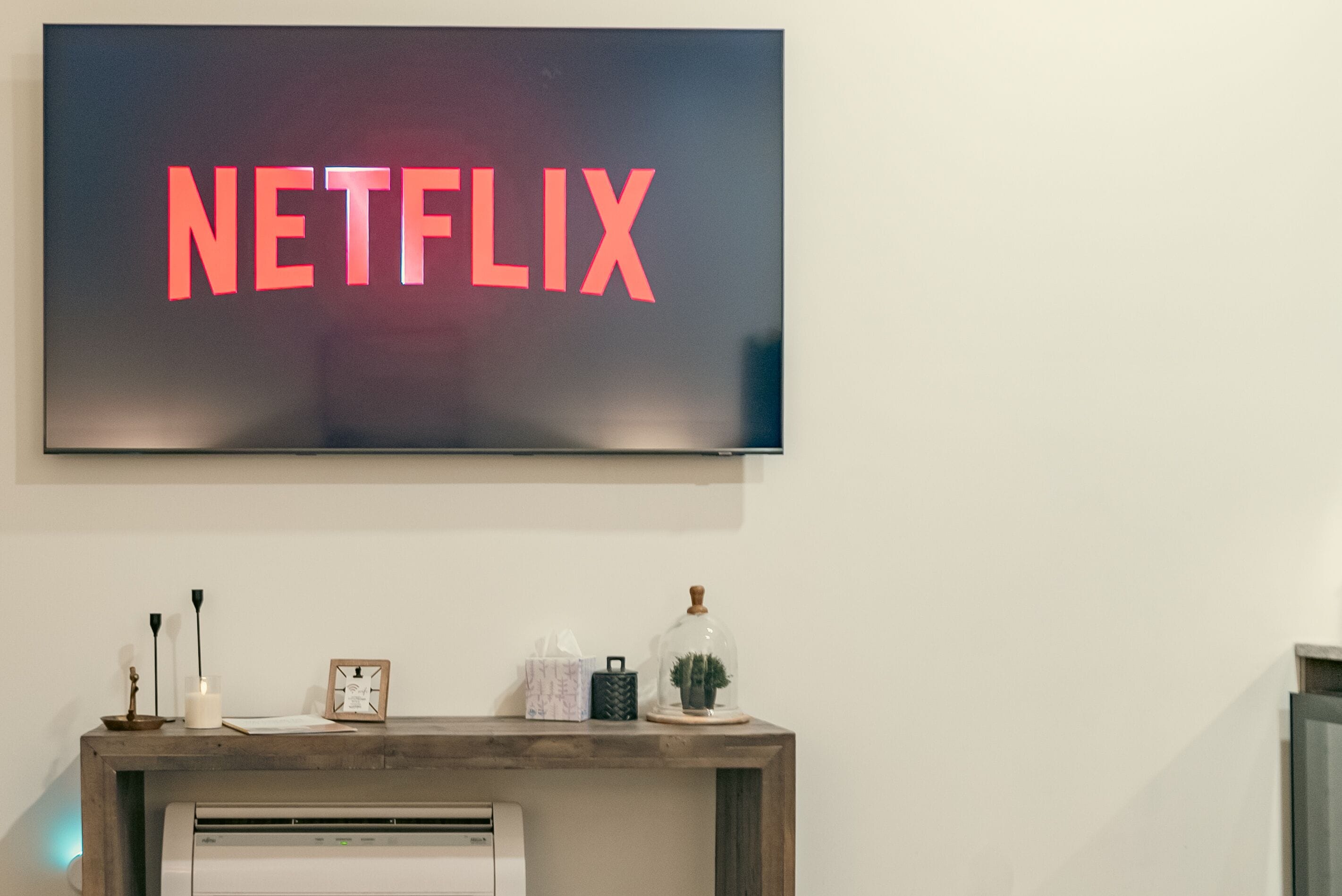 Un téléviseur fixé au mur affiche le logo de Netflix.