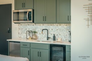 Réfrigérateur, micro-ondes, cafetière/bouilloire, bouilloire électrique