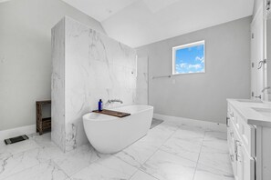 Badewanne, Haartrockner, Handtücher, Seife