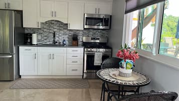 Kylskåp, mikrovågsugn, ugn och spishäll