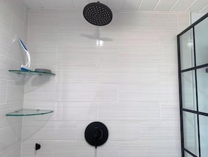 Dusche, Haartrockner, Handtücher, Toilettenpapier