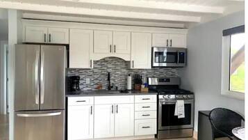 Kylskåp, mikrovågsugn, ugn och spishäll