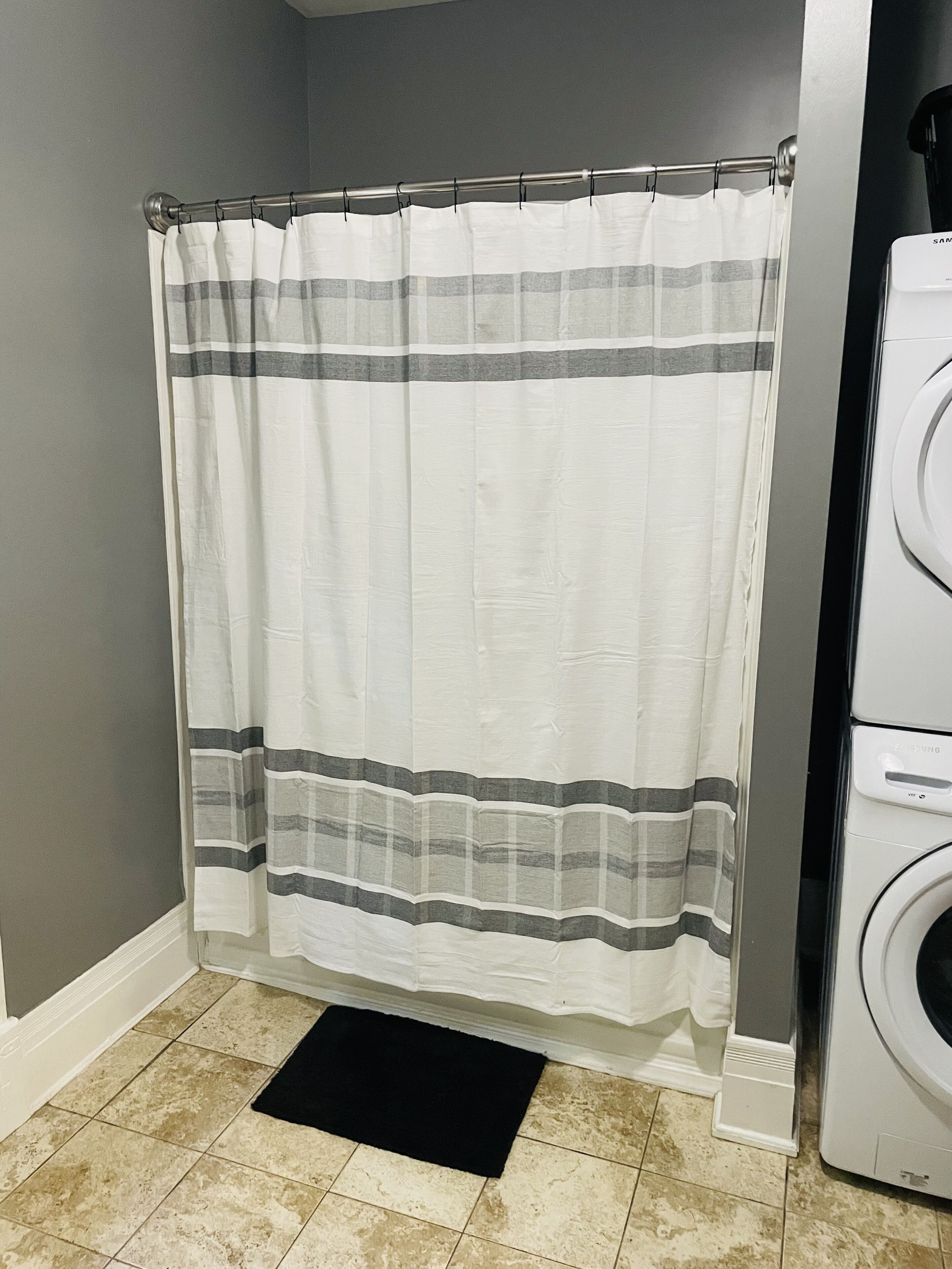Ensemble douche/baignoire, serviettes fournies, savon, shampoing