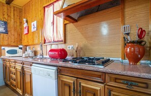 Frigorífico, microondas, placa de cocina y lavavajillas
