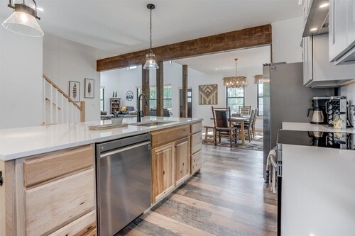 SERENE MOUNTAIN LAKEVIEW RETREAT 2 blocks to beach with a 6 person hot tub. 