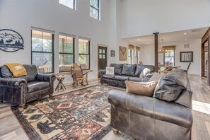 Smart TV, fireplace, video games, table tennis