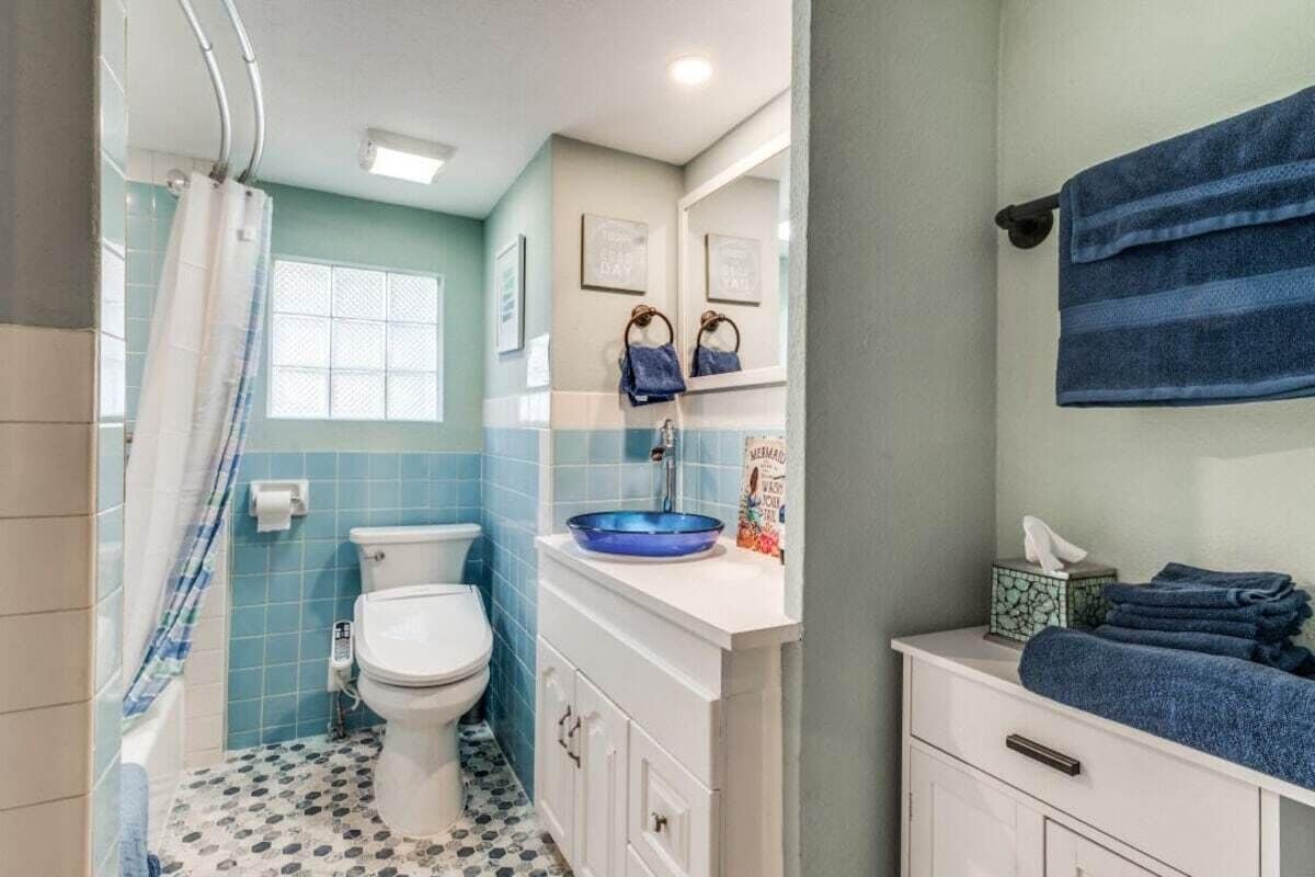 Combined shower/bathtub, hair dryer, towels