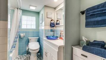 Kombinert dusj/badekar, hårføner og håndklær