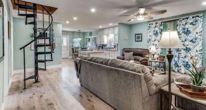 Stockyards! Less than 3 mins-Sleeps 8 -Gable House, TCU close by