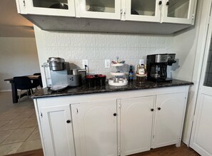 Fridge, microwave, oven, stovetop - 5 minutes from winery! Spacious home with pool & hot tub! (Saint Jo)