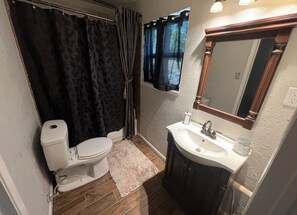 Combined shower/tub, towels, soap, toilet paper