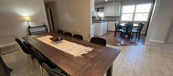 5 minutes from winery! Spacious home with pool & hot tub!
