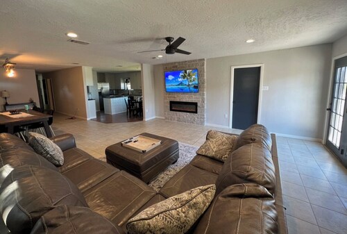 5 minutes from winery! Spacious home with pool & hot tub!