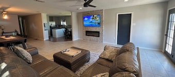 5 minutes from winery! Spacious home with pool & hot tub!