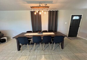 Dining - 5 minutes from winery! Spacious home with pool & hot tub! (Saint Jo)