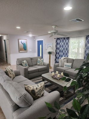 Smart TV, video games, offices - Thumb Point Oasis w/Heated Pool- walk to beach! (Fort Pierce)