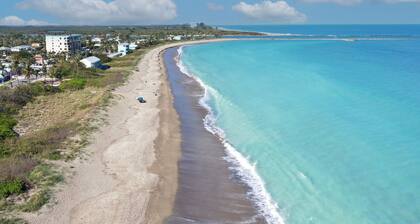 Thumb Point Oasis w/Heated Pool- walk to beach!