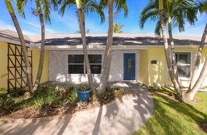 Exterior - Thumb Point Oasis w/Heated Pool- walk to beach! (Fort Pierce)
