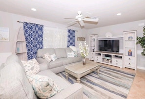 Smart TV, video games, offices - Thumb Point Oasis w/Heated Pool- walk to beach! (Fort Pierce)