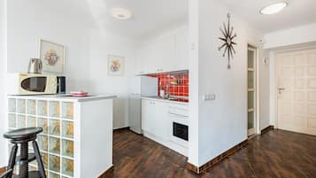 Réfrigérateur, micro-ondes, four, cafetiÚre/bouilloire