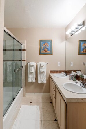 Combined shower/tub, hair dryer, towels, soap - "Queens Palace" Studio Apt Business Ready - San Jose (Campbell)