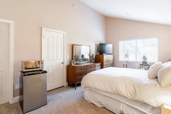 1 dormitori, escriptori, planxa i posts de planxar i wifi gratuïta