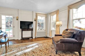 TV, fireplace, offices