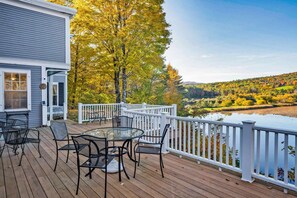 Outdoor dining - Historic Home on Dewey Pond - The Dewey House (Hartford)