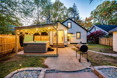 Hot Tub, Fire Pit—Walk to Notre Dame and Downtown