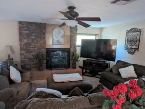 TV connectée, cheminée, vidéothèque, imprimantes