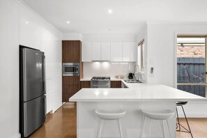 Refrigerador, microondas, horno y parrilla de estufa 