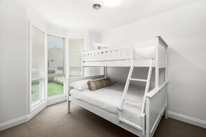 3 habitaciones, tabla de planchar con plancha, cuna de viaje y wifi 