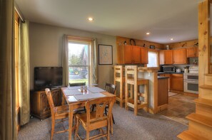 Dining - Oquossoc Camp - Great in-town Oquossoc location - walk to OG and Portage! (Oquossoc)