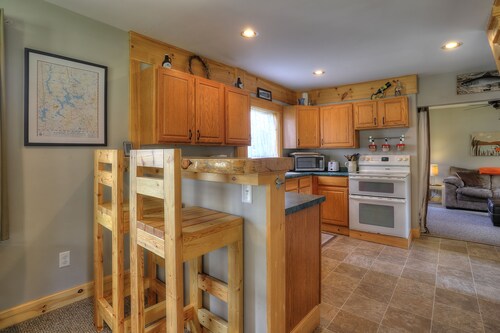 Oquossoc Camp - Great in-town Oquossoc location - walk to OG and Portage!