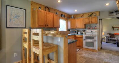 Oquossoc Camp - Great in-town Oquossoc location - walk to OG and Portage!