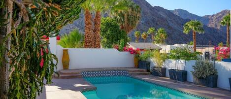 حمّام سباحة مُدفَّأ