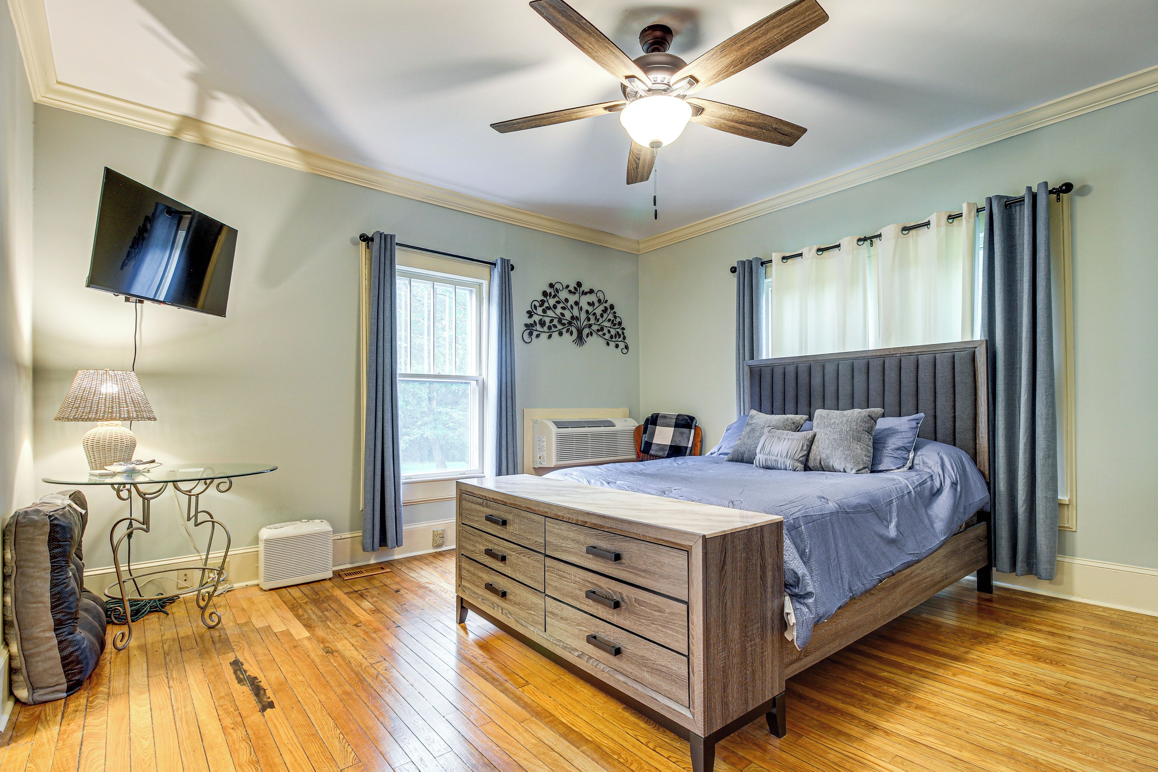 1 bedroom, desk, Internet, bed sheets