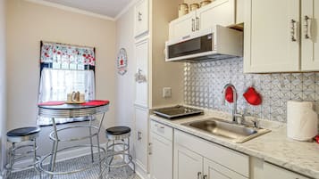 Réfrigérateur, micro-ondes, plaque de cuisson, cafetière/bouilloire