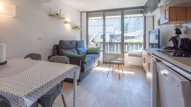 A compact living space with a dining area, sofa, and kitchenette. - Studio 4 ppl near the ski runs, family friendly (Morillon)