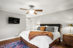 4 dormitorios, escritorio, tabla de planchar con plancha y cuna de viaje