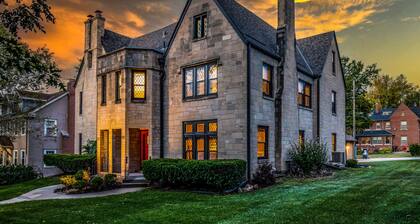 Midtown Dundee Castle across the street from Warren Buffett!