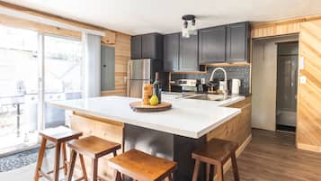 Geladeira, micro-ondas, fogão, cooktop