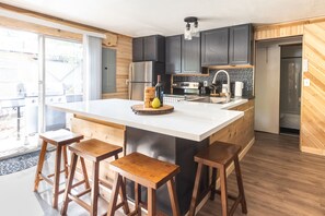 Geladeira, micro-ondas, fogão, cooktop